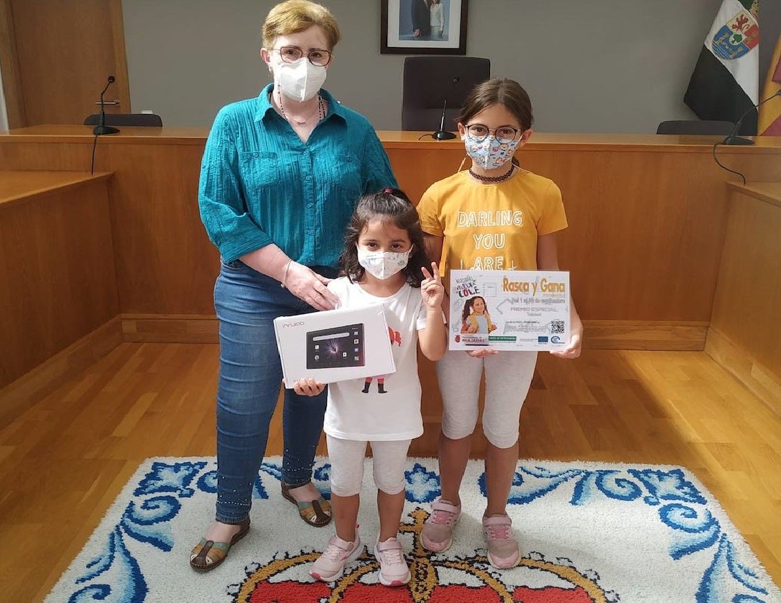 Las hermanas Ángela y Jimena Pino Alcántara, ganadoras de la Tablet 'Miajadas de Vuelta al cole'