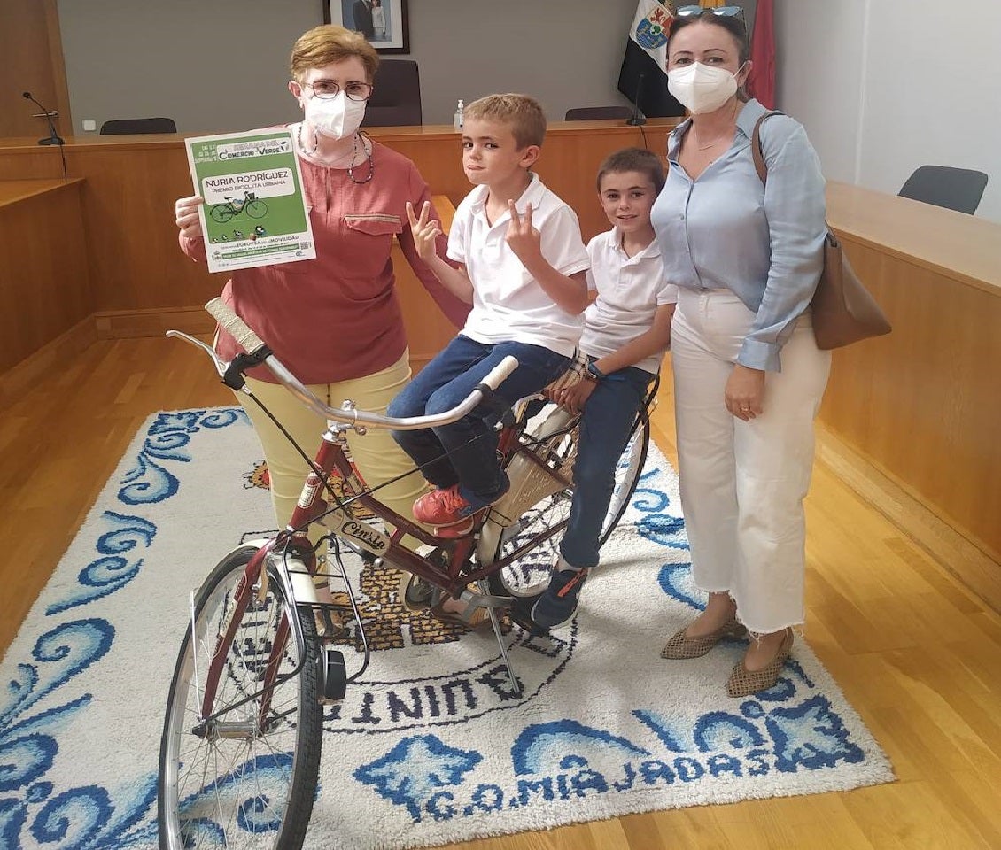 Nuria Rodríguez, ganadora de la bicicleta urbana de la 'Semana del Comercio Verde'