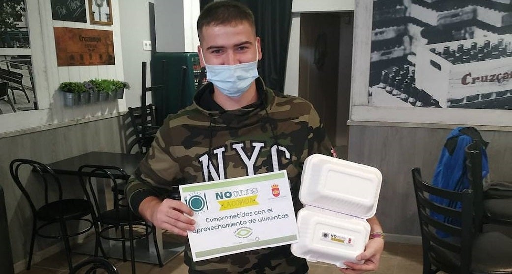 El Ayuntamiento reparte envases en la hostelería para que los clientes se lleven la comida que les sobre
