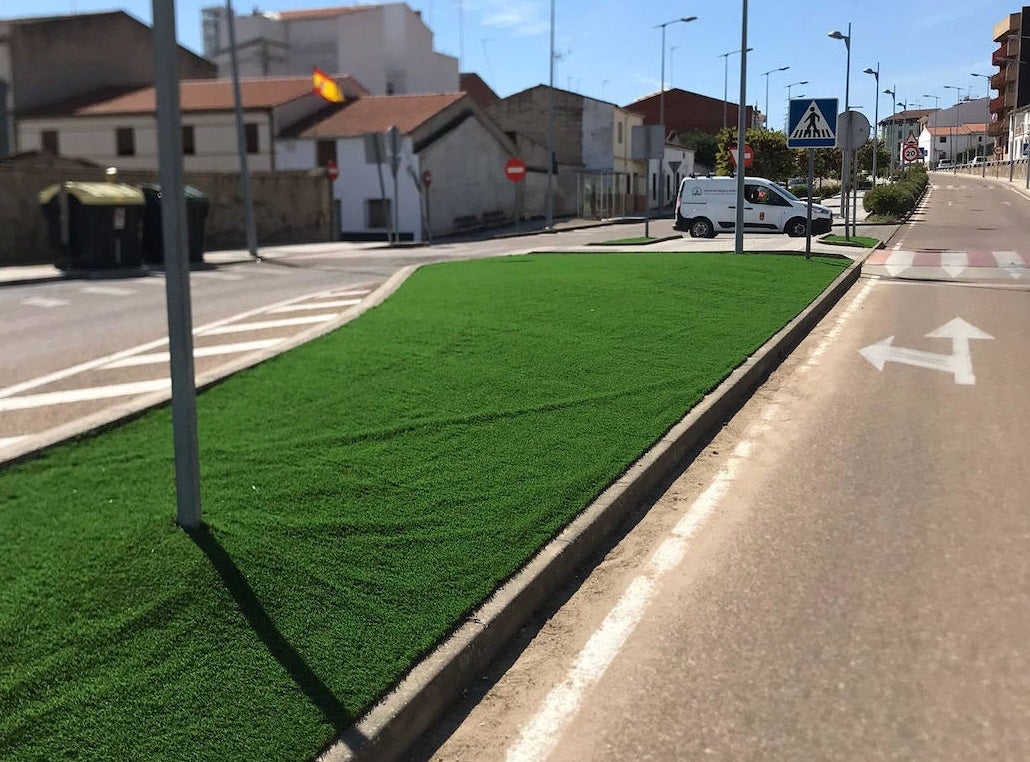 Las isletas del paseo de la Avenida García Siñeriz disponen de césped artificial