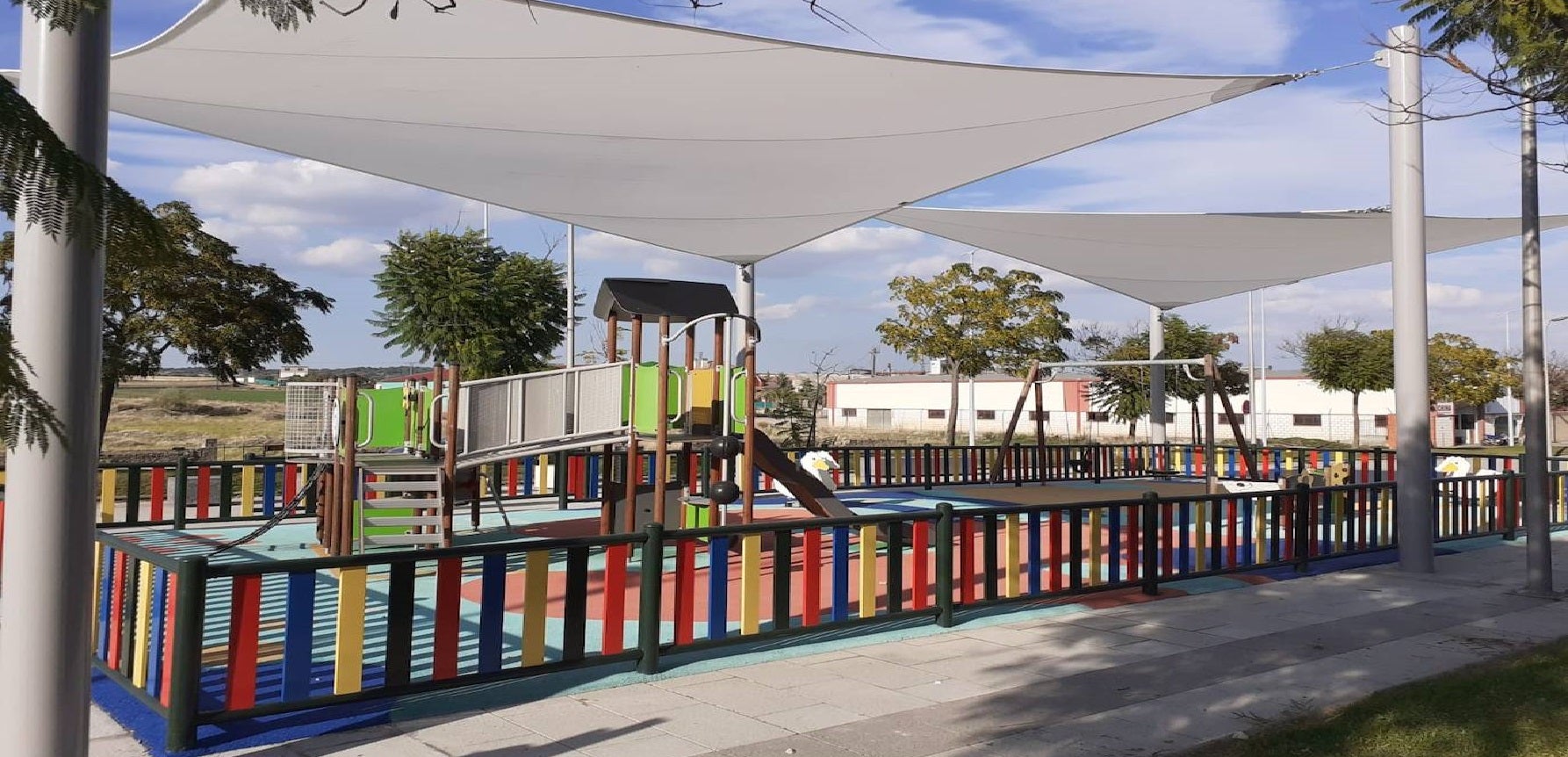 Los pequeños ya pueden disfrutar de sombra en el parque infantil de la avenida García Siñeriz