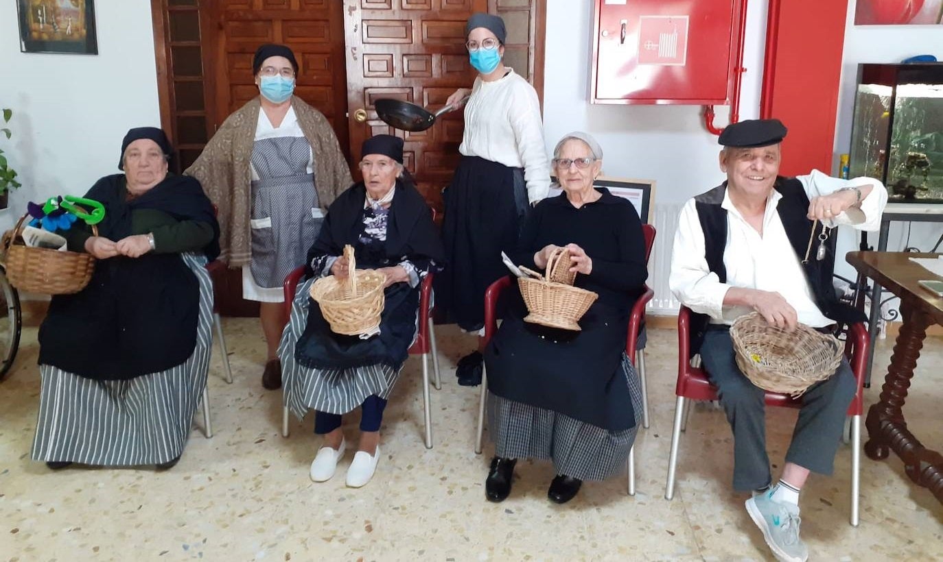 Los mayores de San Martín de Porres recibieron la visita de La Castañera