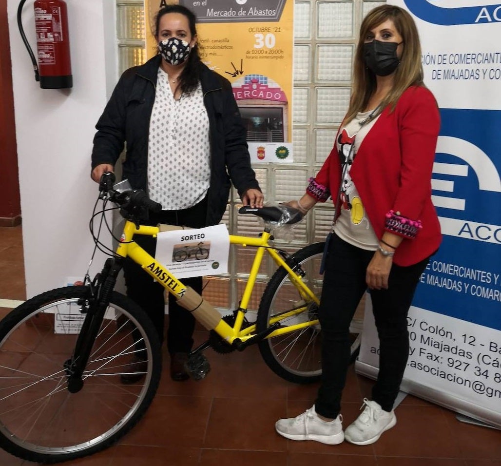 Mª Carmen Martínez, ganadora de la bicicleta sorteada por Acomic en el Sábado de Gangas