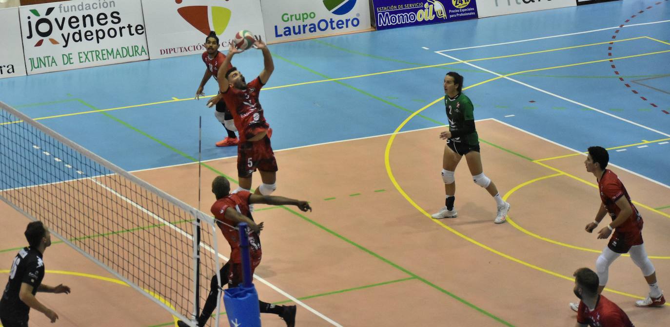 El Extremadura Grupo Laura Otero sentencia al CV Utrera en los tres primeros sets