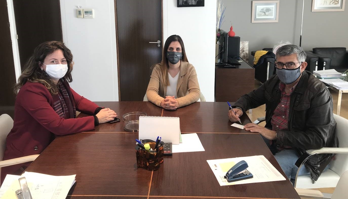 La directora de la ONCE Cáceres, Leticia Ventura, visita el Ayuntamiento de Miajadas