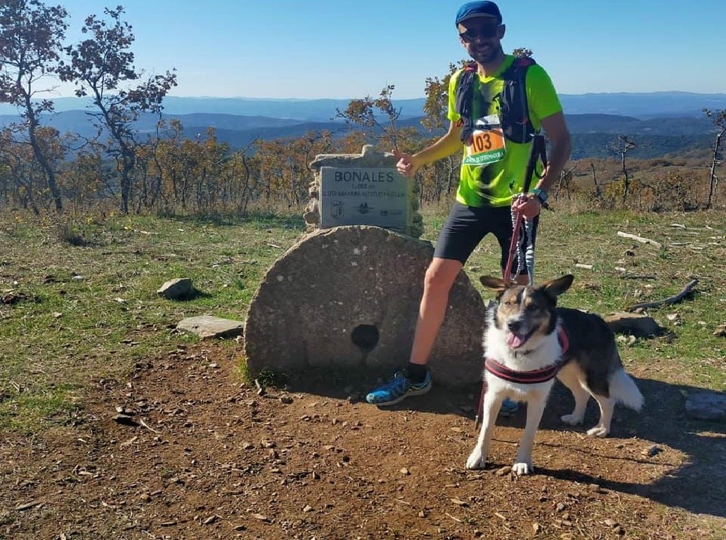 Jaime Jiménez y su perro Mago consiguen la plata de 'Canicross' en el Trail Ibérico Sierra de Tentudía
