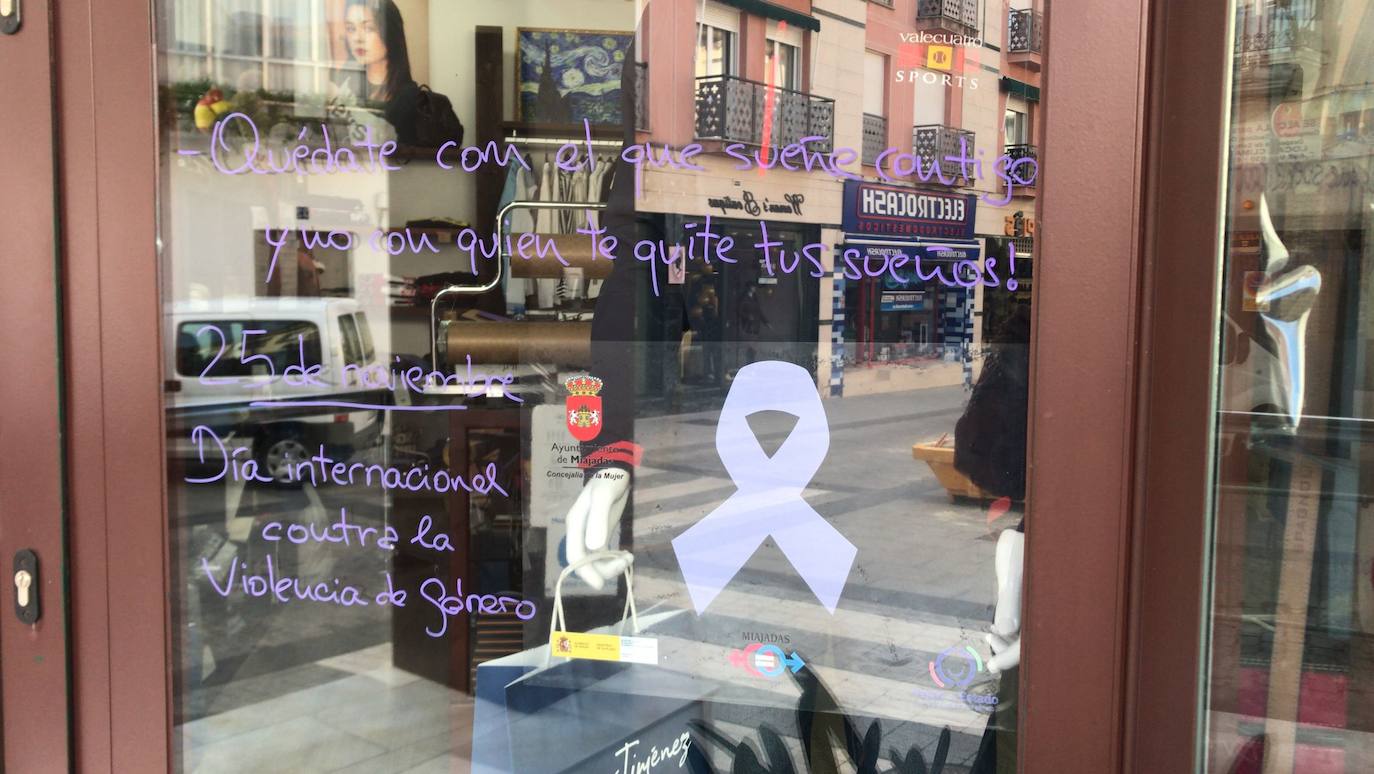 Los comerciantes y hosteleros miajadeños se suman a la campaña de sensibilización del 25-N