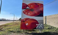 Miajadas, capital europea del tomate, renueva su cartel de entrada por la EX102