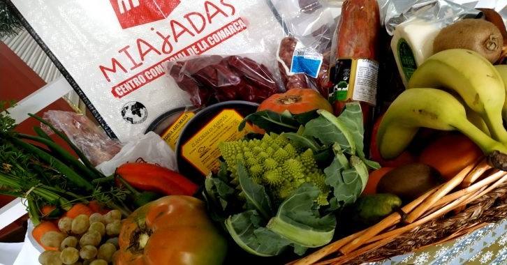 Los comerciantes del Mercado de Abastos sortean por Navidad una gran cesta de productos frescos