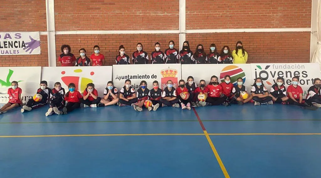 Jugadoras benjamín y alevín de la Asociación Deportiva Voleibol Miajadas el día de la convivencia /adVM