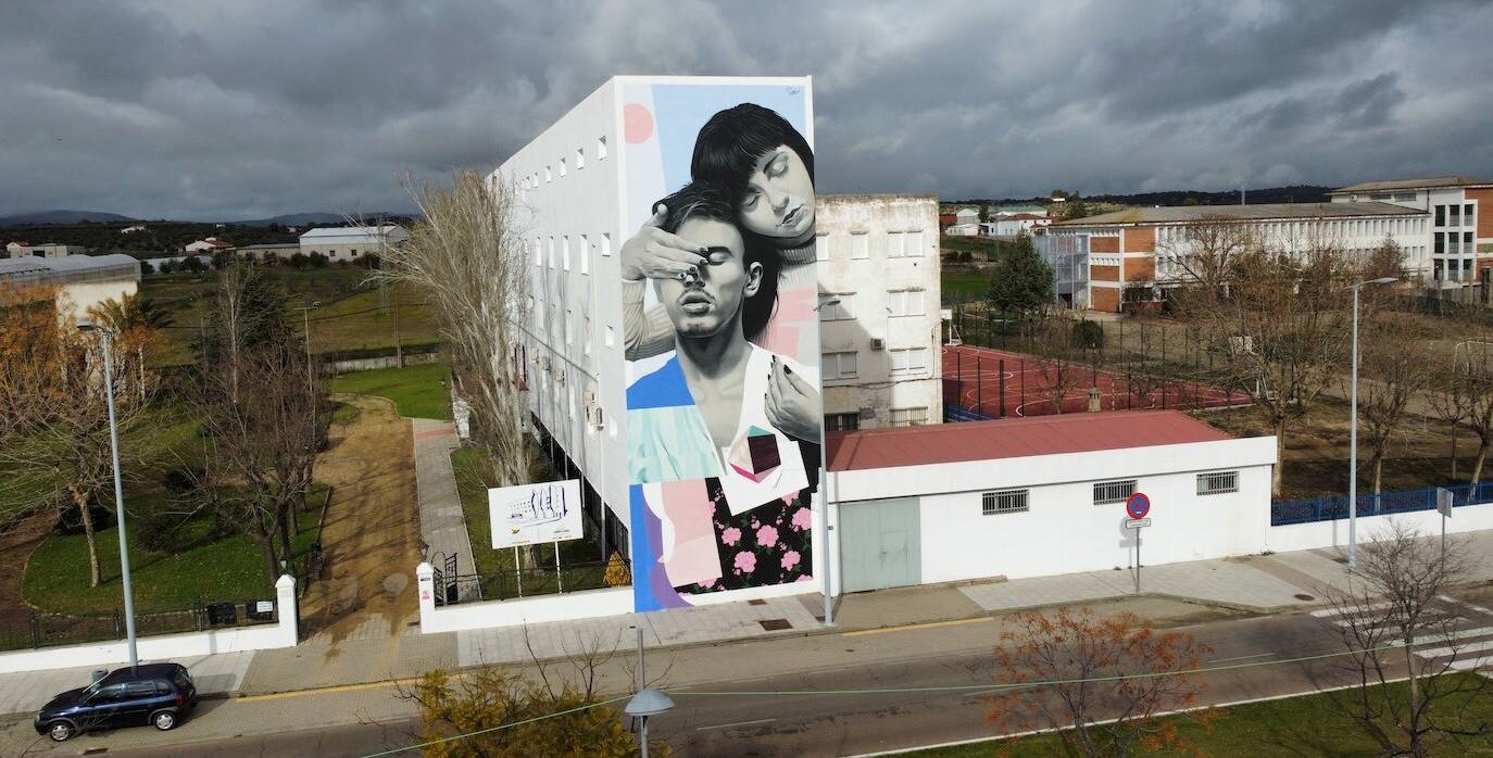 El edificio del CEPA, Adicomt y el albergue municipal luce un gran mural sobre la amistad