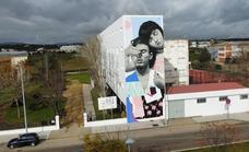 El edificio del CEPA, Adicomt y el albergue municipal luce un gran mural sobre la amistad