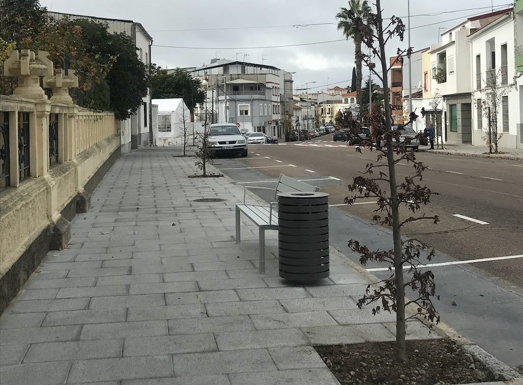 La avenida Trujillo cuenta con nuevo mobiliario y plantaciones tras sus obras de mejora