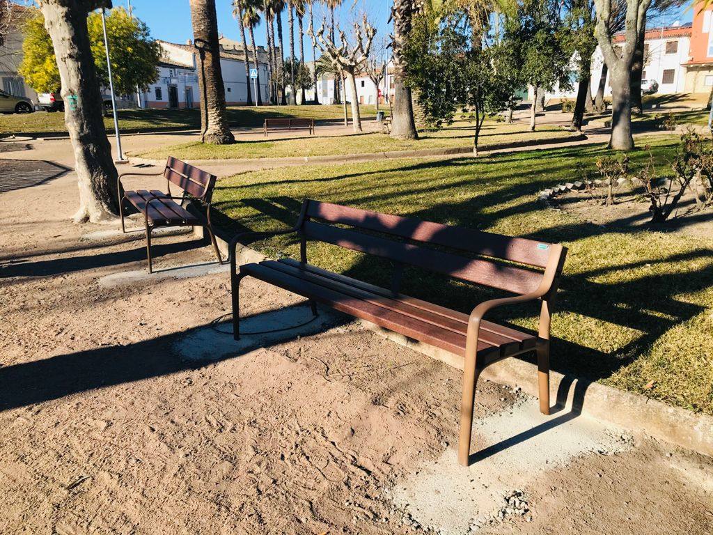 El Parque de los Mártires incorpora 22 nuevos bancos