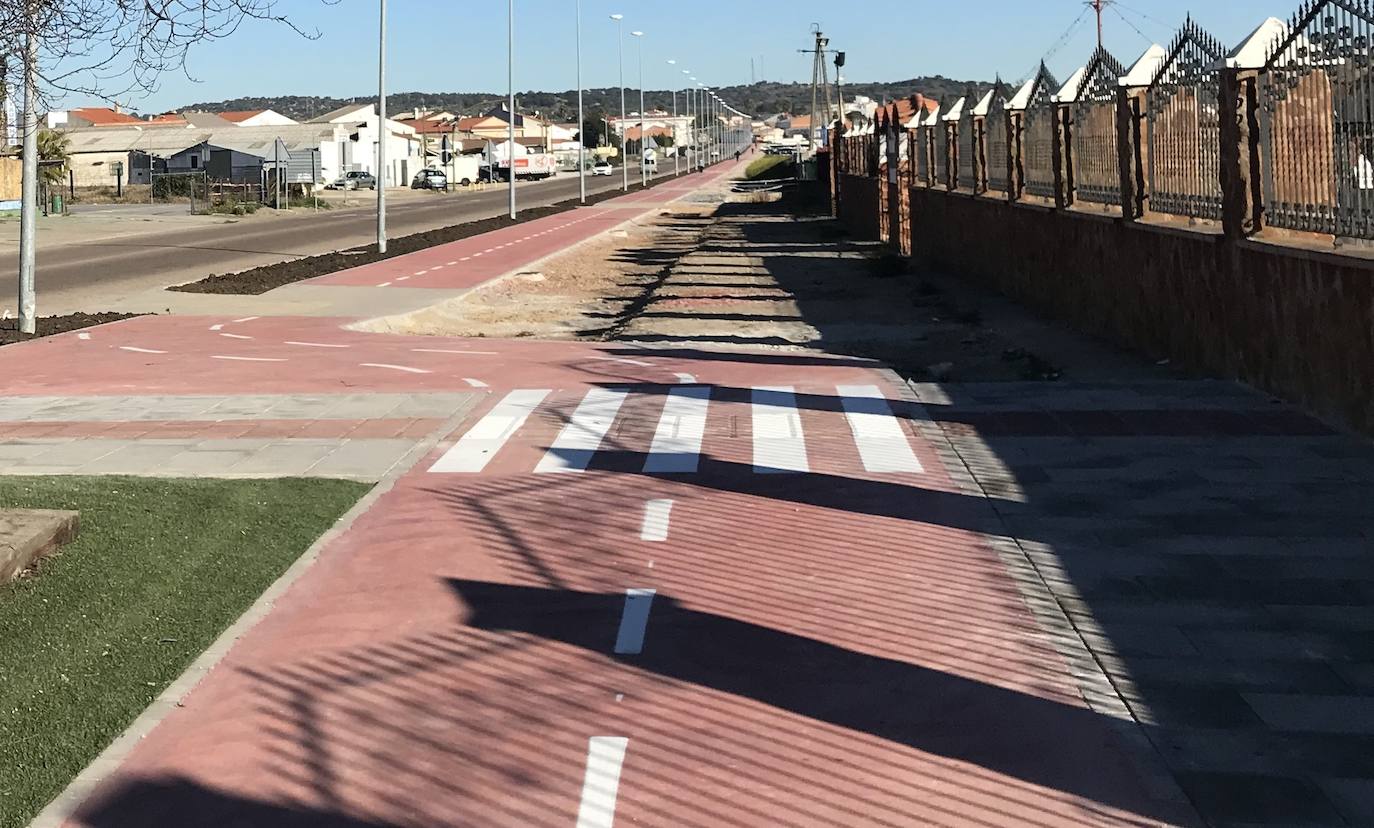 El tramo del carril bici de la carretera Miajadas – Don Benito casi a punto para la carrera