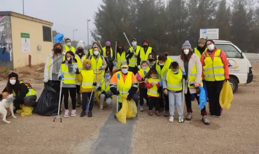 Miajadeños voluntarios recogen 155 kilos de basura en la jornada de 'Basuraleza' de febrero