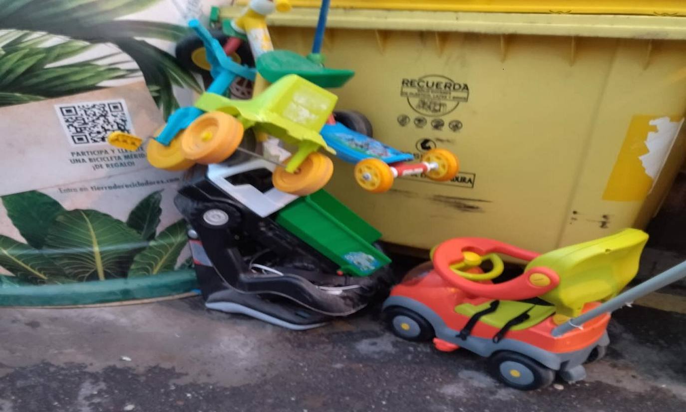 El Ayuntamiento recuerda que está prohibido dejar basura fuera de los contenedores