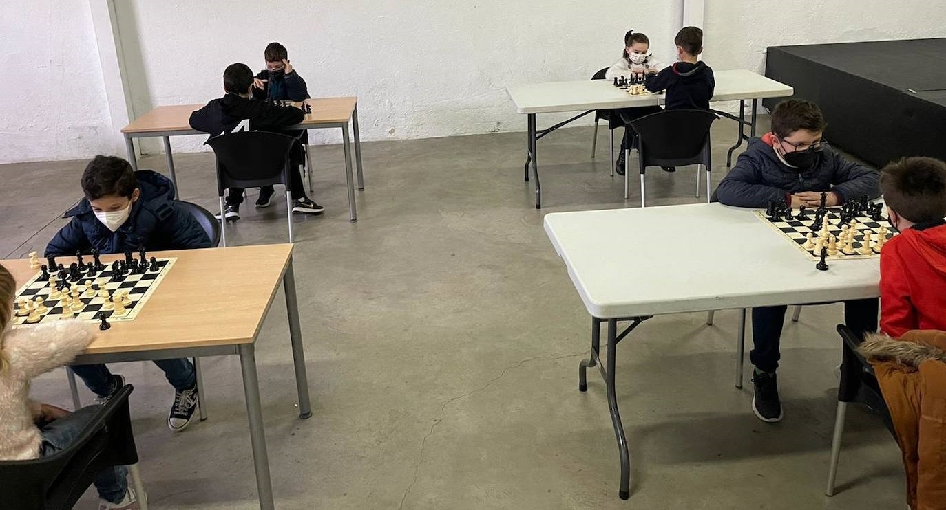Los jóvenes miajadeños disfrutaron del Torneo de ajedrez celebrado en el ECJ