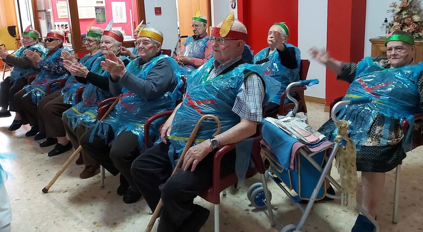 Los mayores de San Martín de Porres también disfrutaron al ritmo del 'Carnaval, carnaval, carnaval te quierooooo'