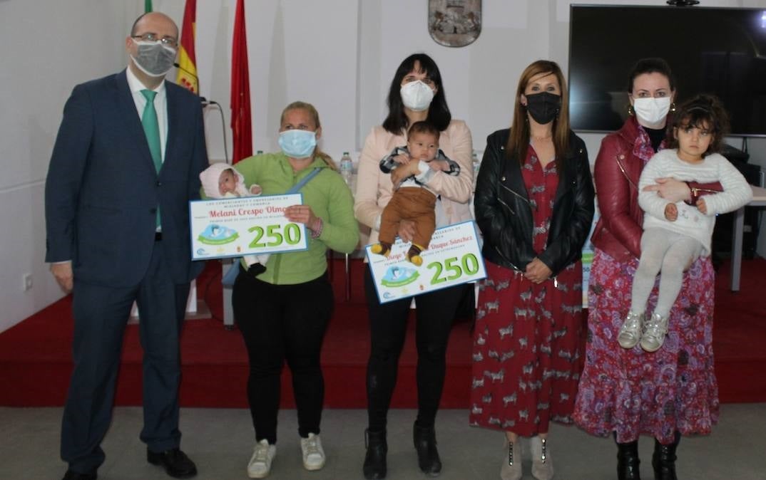 Los primeros bebés de 2022 fueron presentados oficialmente en Miajadas