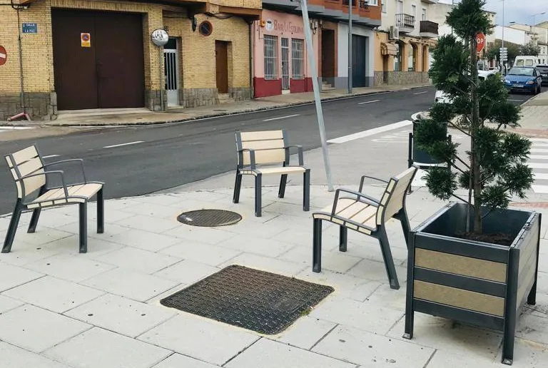 La avenida Cruz de los Pajares dispone de nuevo mobiliario y plantas