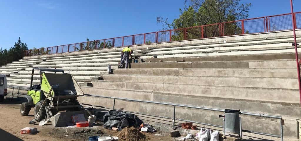 Las gradas descubiertas del estadio municipal son rehabilitadas