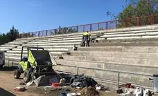 Las gradas descubiertas del estadio municipal son rehabilitadas