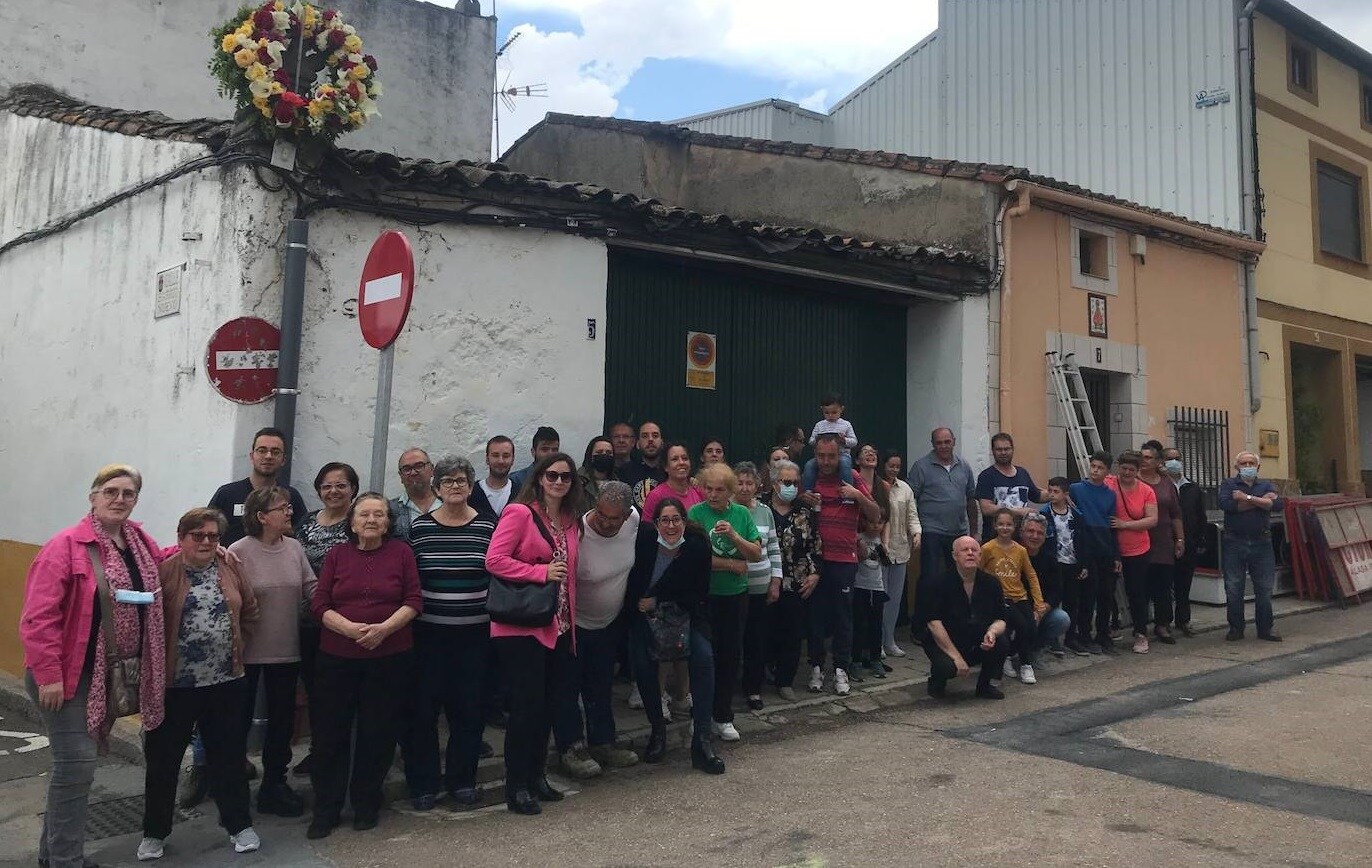 Los vecinos de la calle Cuesta vuelven a celebrar a lo grande su fiesta de la Cruz de Mayo
