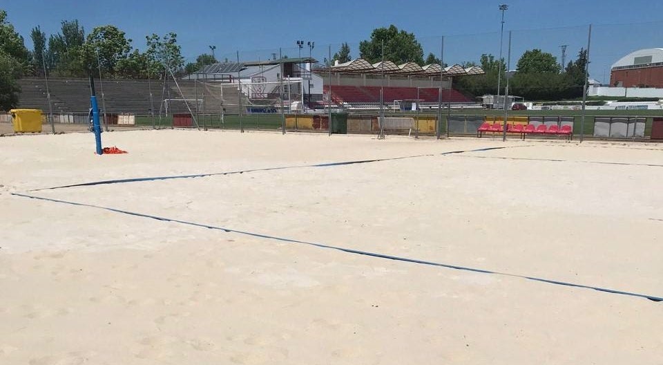 Las pistas de voley playa y balonmano playa han sido rellenadas con arena de sílice