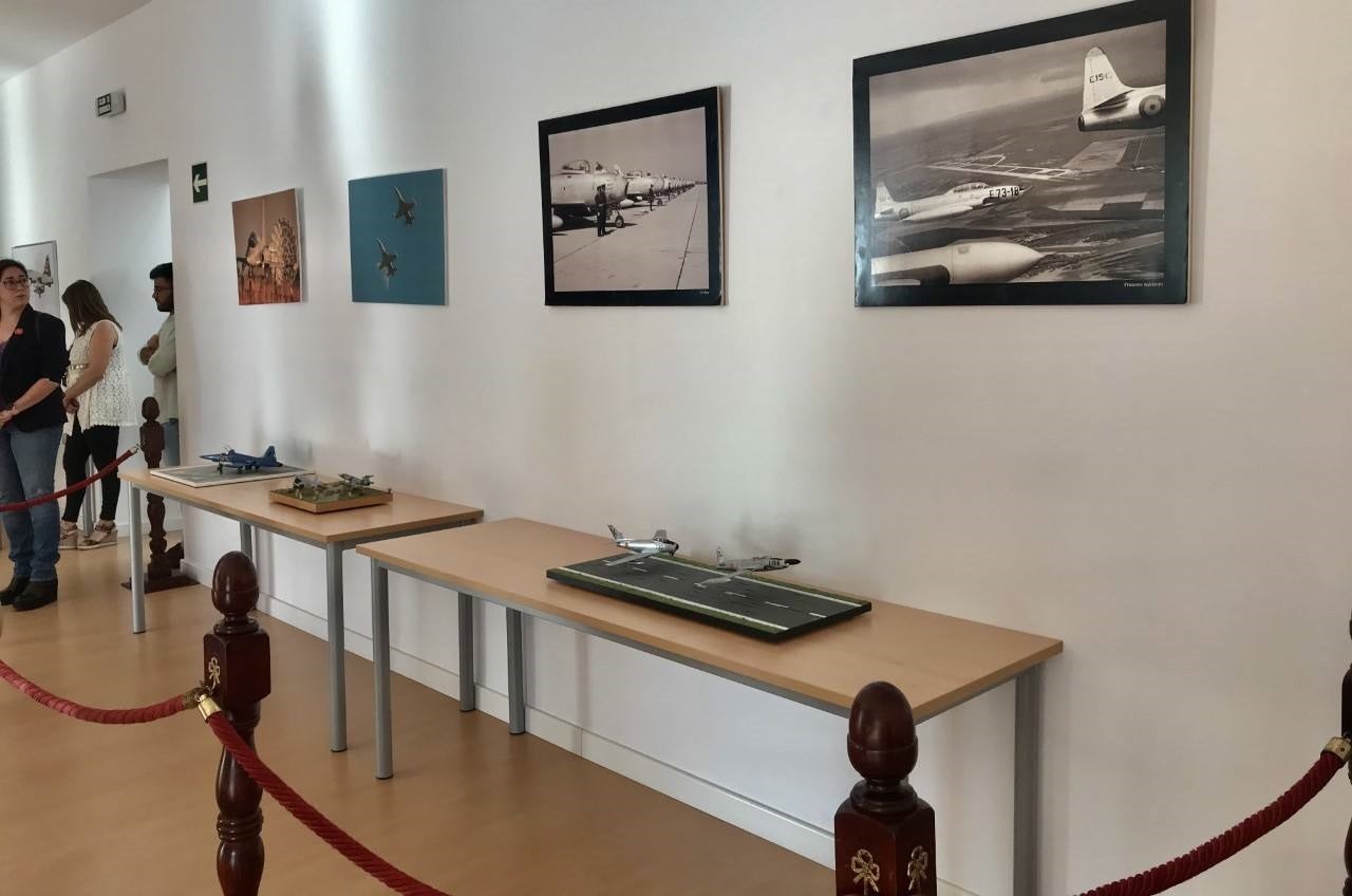 La Exposición Aeronáutica llevó la historia de la Base Aérea de Talavera la Real y Ala-23 al Palacio Obispo Solís