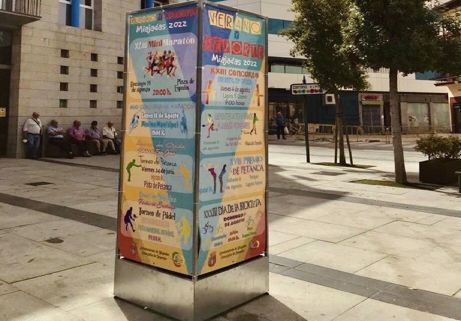La Plaza de España luce un tótem para publicitar las actividades deportivas