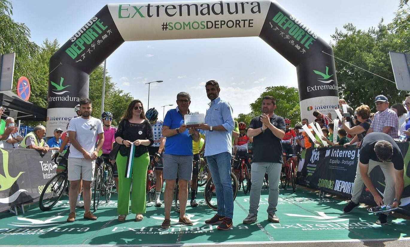 Miajadas se engalanó como punto oficial de la salida de la Cuarta etapa de la Vuelta Ciclista Extremadura