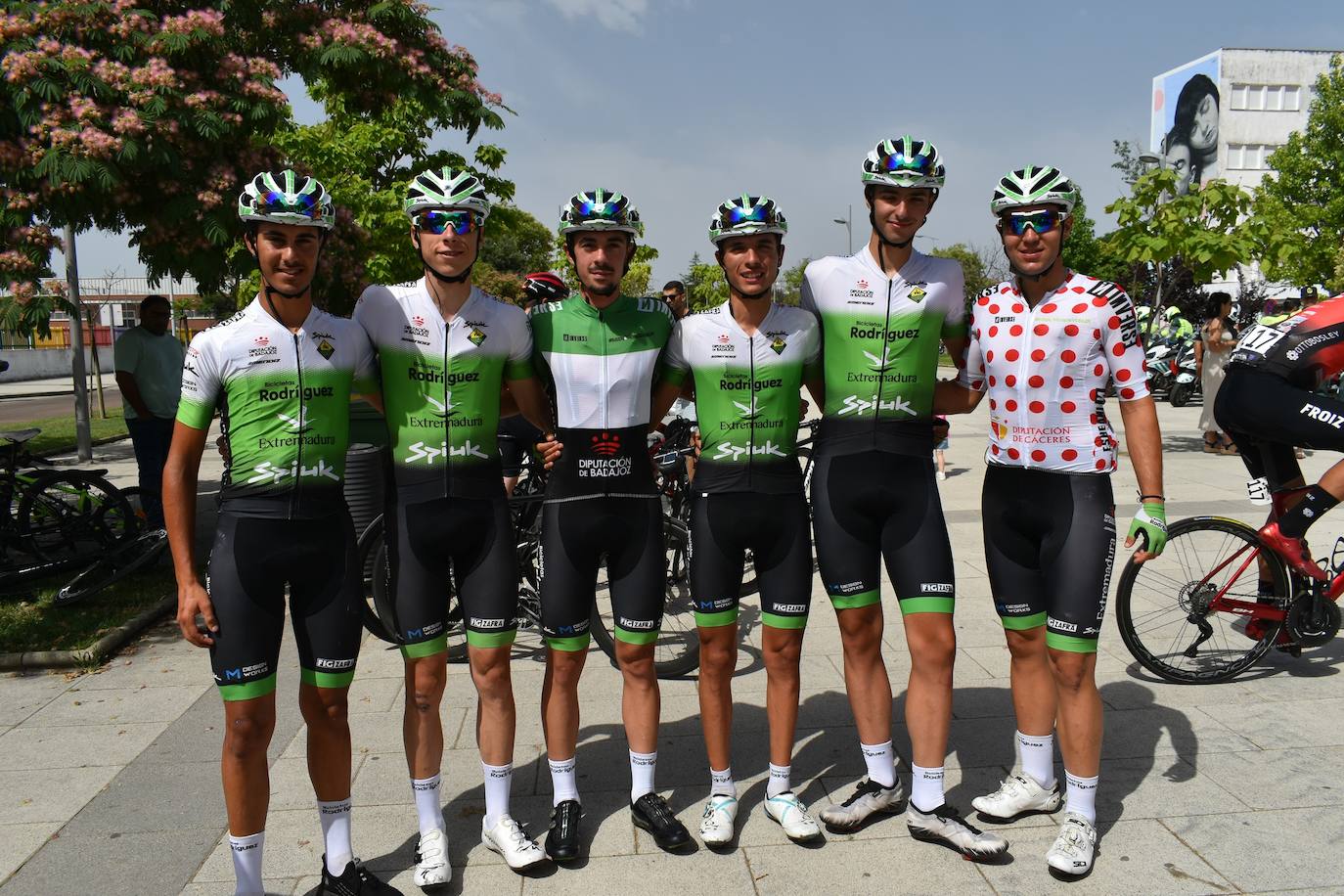 Miajadas se convirtió el pasado sábado en uno de los puntos clave de la Vuelta Ciclista Extremadura 2022 siendo el punto de salida oficial de la cuarta etapa. Miajadeños y visitantes se acercaron hasta la avenida García Siñeriz para conocer de cerca la 'serpiente multicolor', a los ciclistas y equipos llegados desde distintos puntos del país. 