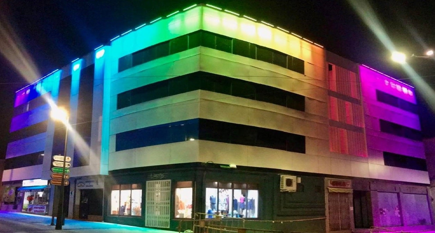 El edificio CET se ilumina con la bandera del Orgullo