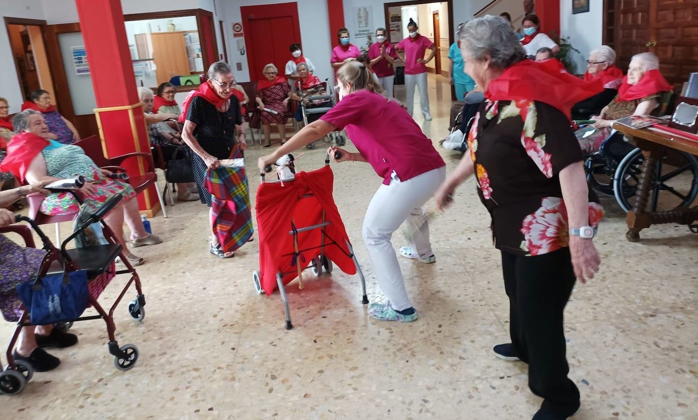 Los mayores de San Martín de Porres 'viajan' al Teatro romano de Mérida y a los San Fermines de Pamplona