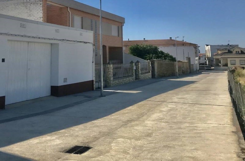 La calle Carlos I ya es una de las vías urbanizadas de Miajadas