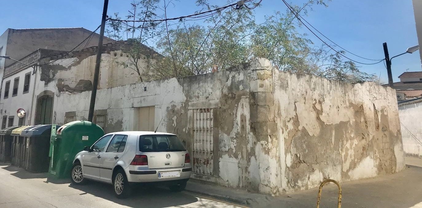 El Ayuntamiento adquiere más de 800 m2 para ampliar las plazas de aparcamiento público