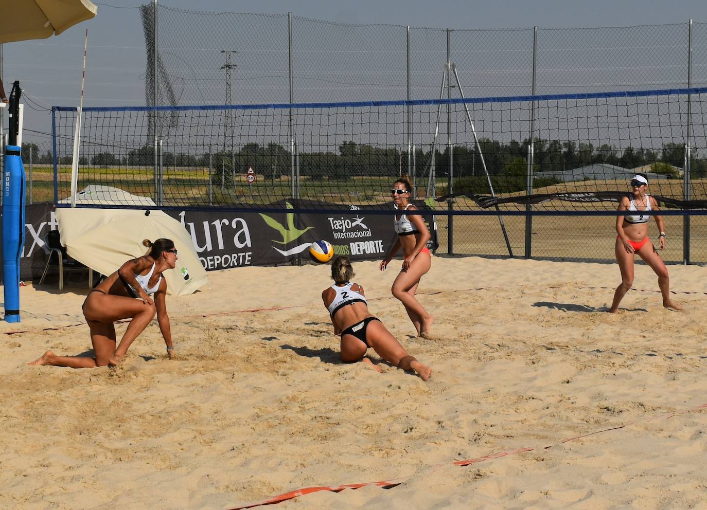 Las pistas de arena de Miajadas acogieron ayer el I Torneo de Extremadura de Voley Playa 2022, en el que participaron 40 jugadores en categoría femenina y masculina y que fue puntuable para el Campeonato de España. Las semifinales y las finales se disputaron por la tarde. 