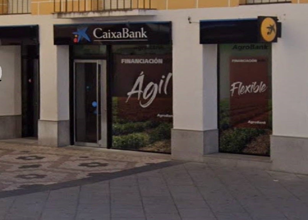 Atraco a mano armada en la oficina de CaixaBank de Miajadas