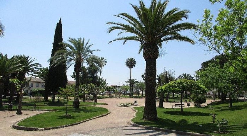 Prohibido acceder a las zonas verdes mientras se aplica el tratamiento antimosquitos