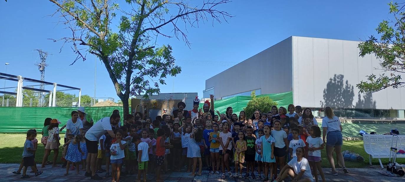La historia local con 'Meaxadas Teatro' para despedir la Escuela Infantil del mes de julio