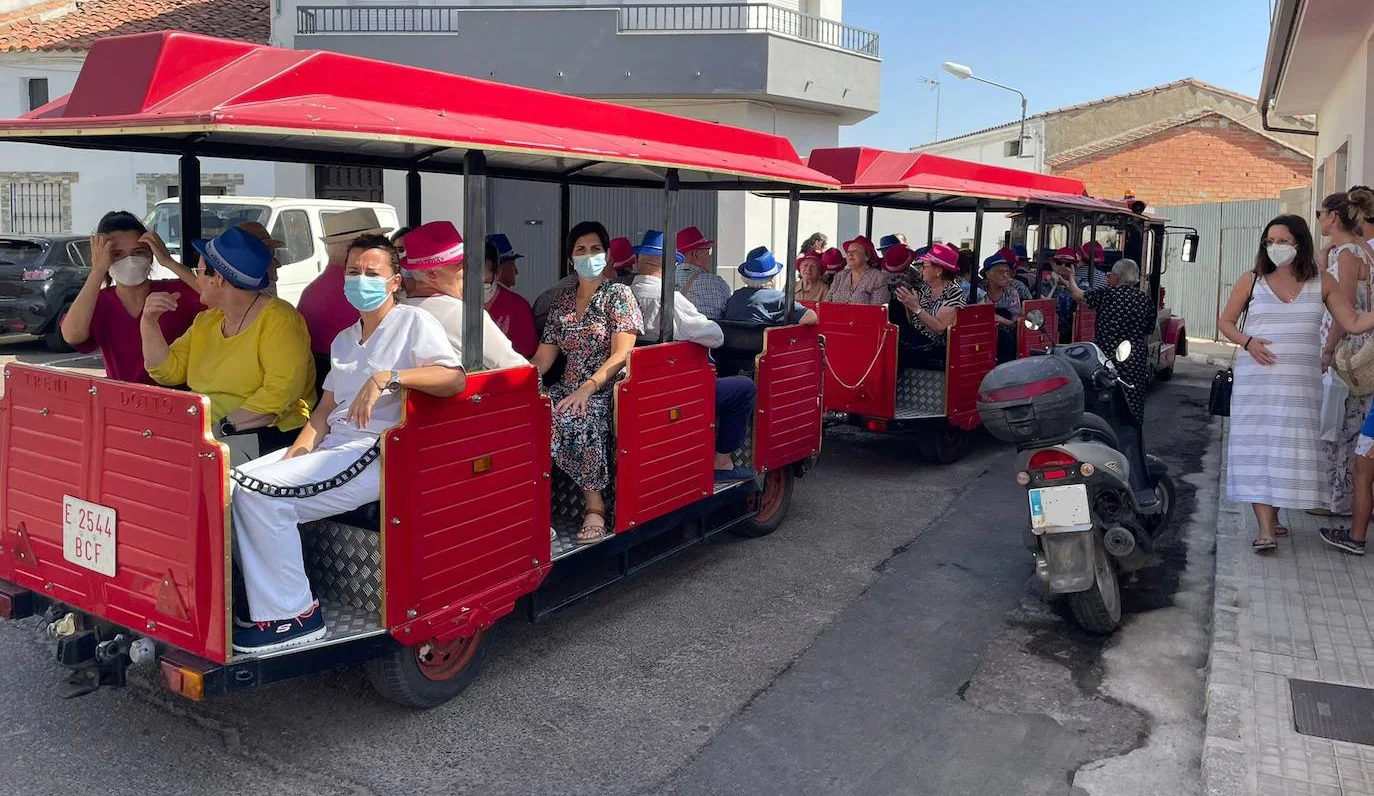 Los mayores de la residencia San Martín vuelven a recorrer las calles de su pueblo tras dos años y medio de pandemia