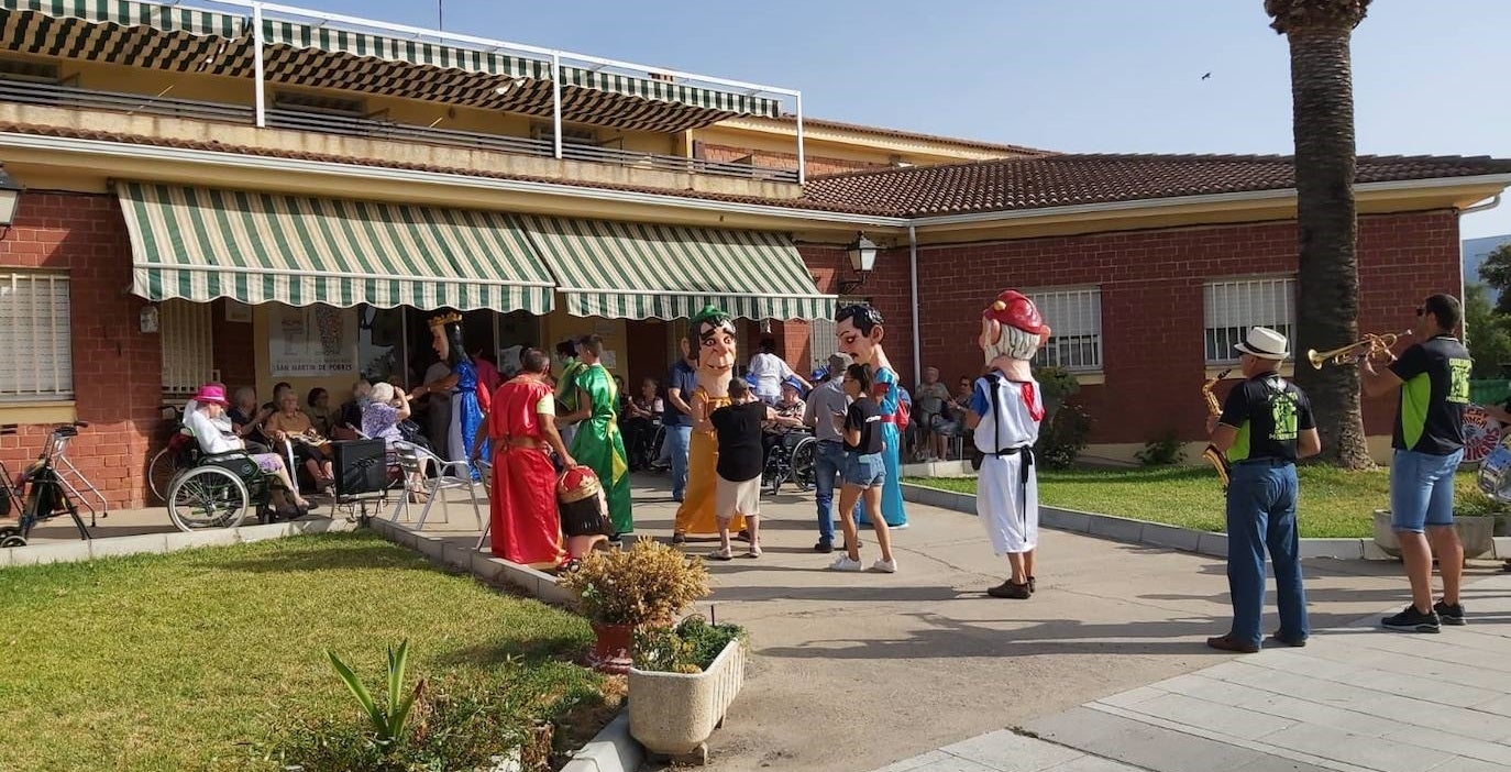 Los cabezudos y la charanga animan la residencia San Martín de Porres