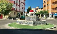La glorieta de la Plaza 'Laguna Blanca', nuevo símbolo de la Miajadas del Tomate