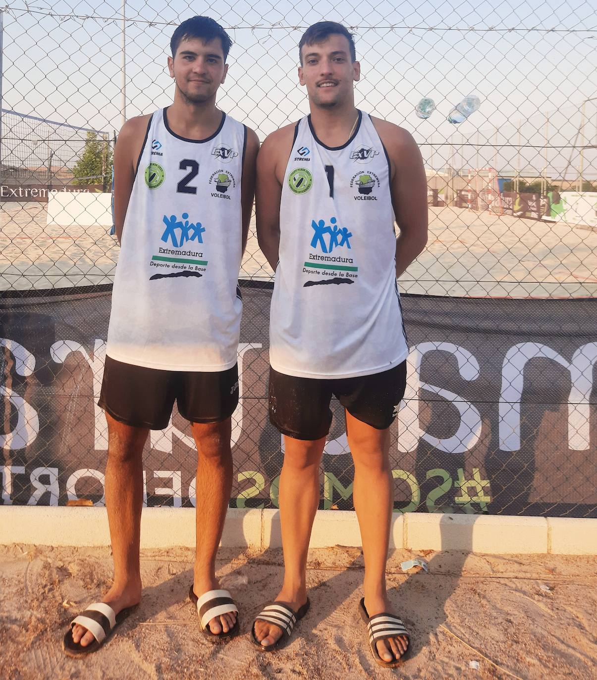Carlos J. Parejo y David Pilo, jugadores del Laura Otero SM2, campeones de Extremadura de Voley Playa