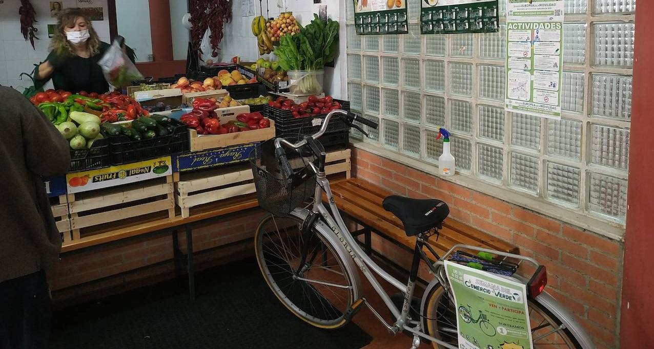 El comercio local celebra su semana más verde sorteando una bicicleta