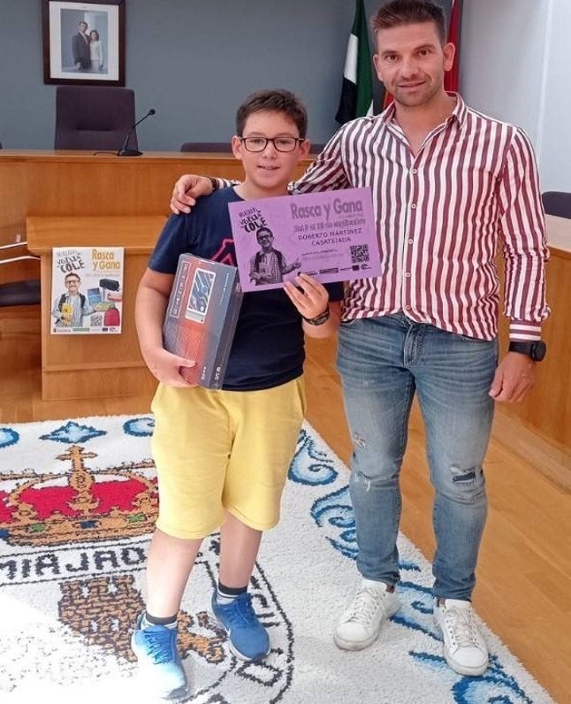 Roberto Martínez, ganador de la tablet sorteada en la campaña 'Miajadas de vuelta al cole'