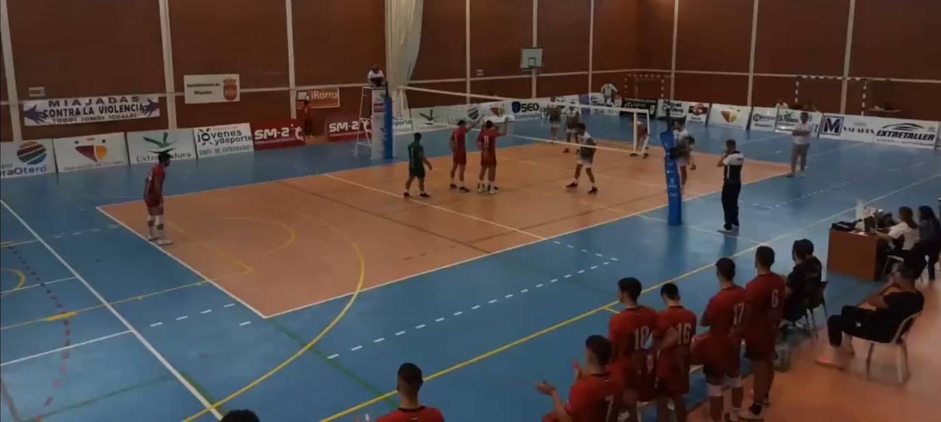 Victoria peleada del Extremadura Grupo Laura Otero, que se lleva los tres puntos frente al Costa del Voley