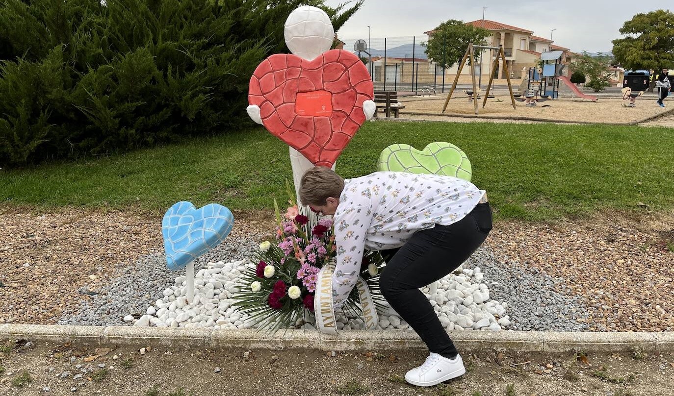 El Ayuntamiento de Miajadas realiza una ofrenda floral en recuerdo de las víctimas de la Covid-19