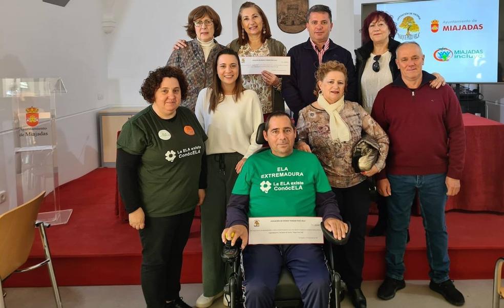 La asociación de vecinos 'Parque Pozo Vela' realiza una donación a 'ELA Extremadura' y 'Miajadas Incluye'